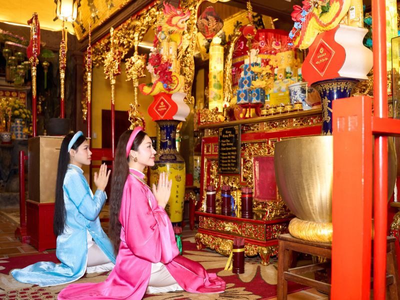 Dâng hương và cầu bình an tại đền - Trải nghiệm văn hóa đặc sắc